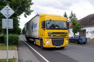 Hluk a strach o děti. Po úzkých cestách Dobříšska jezdí stovky kamionů denně - Seznam Zprávy